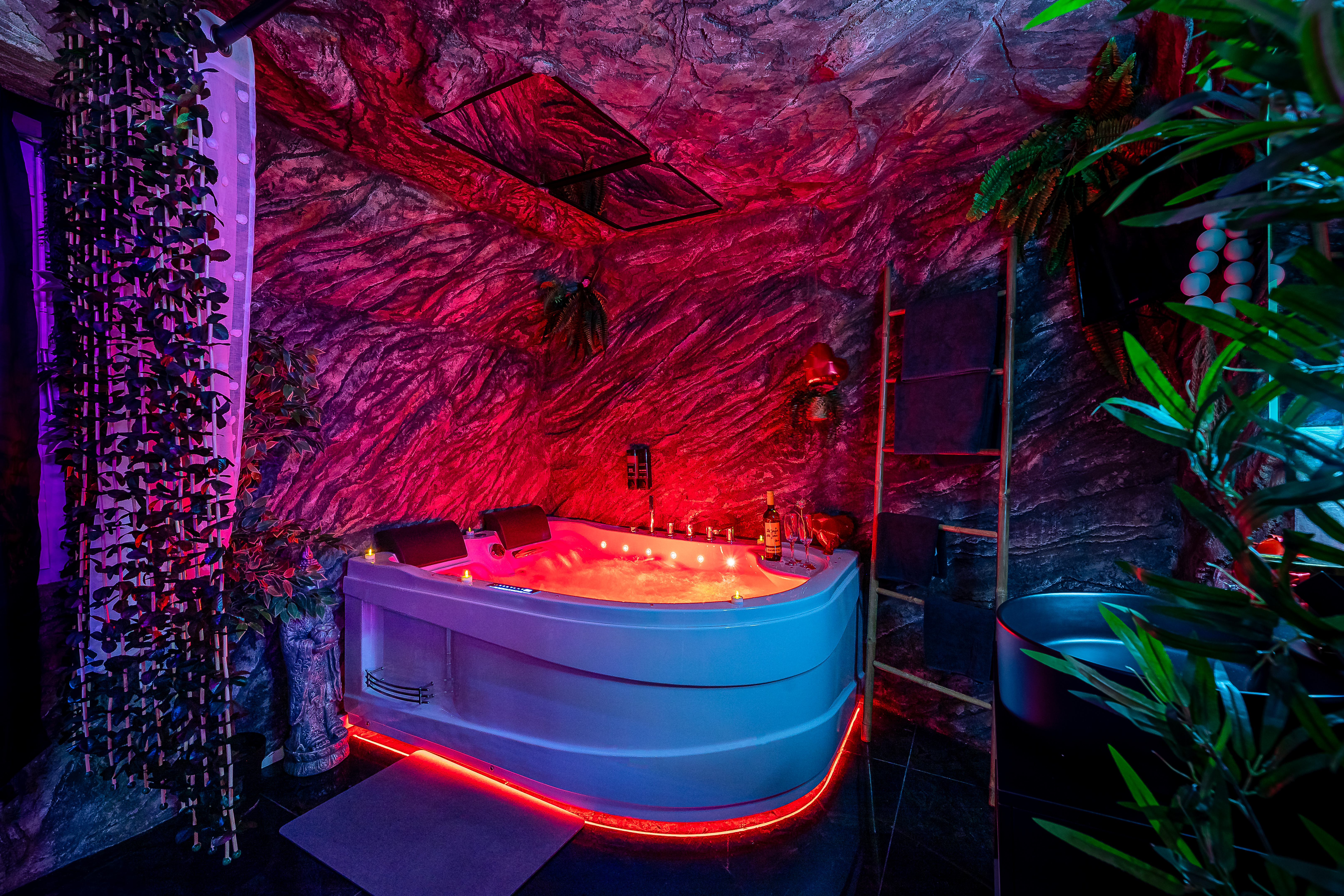 Love Room Perpignan — Jacuzzi en décor de grotte et espace tantra de 56 m² à Perpignan