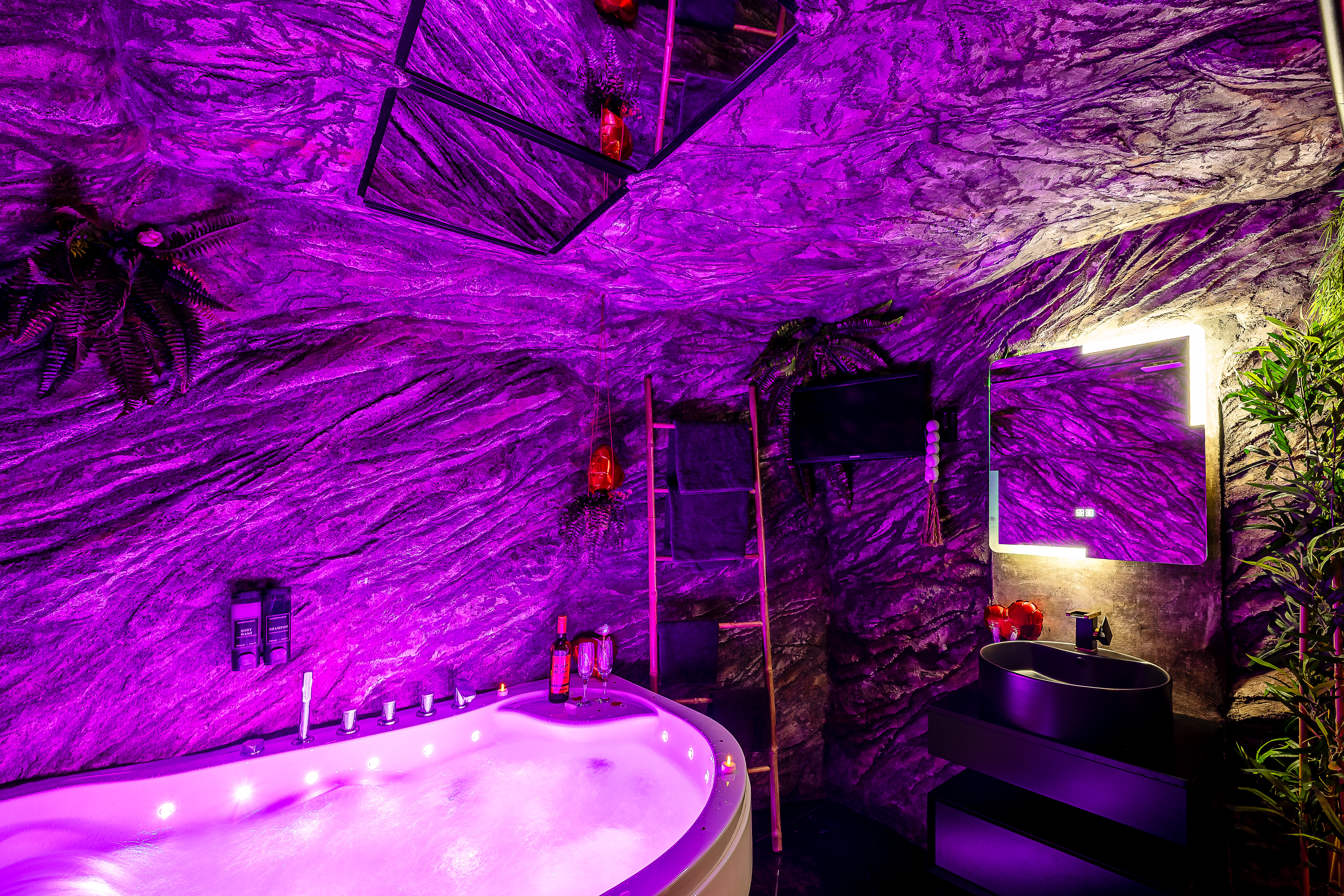Love Room Perpignan — Jacuzzi en décor de grotte et espace tantra de 56 m² à Perpignan