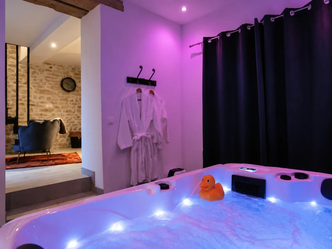 Une Pause à Deux à Château-Landon — 70 m², spa trois places et pièce secrète à Château-Landon