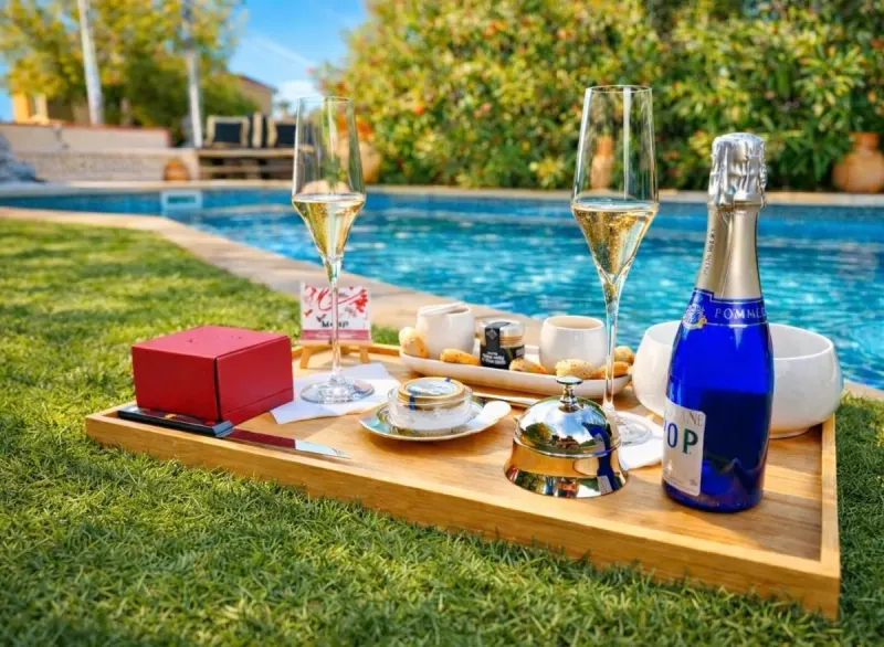 Champagne et petit-déjeuner servis au bord de la piscine