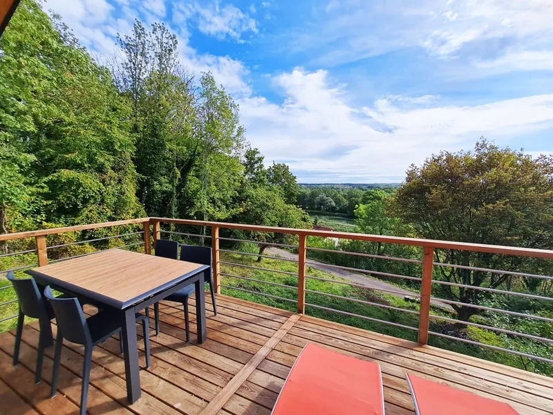 Terrasse panoramique d’une cabane pour une escapade entre amies
