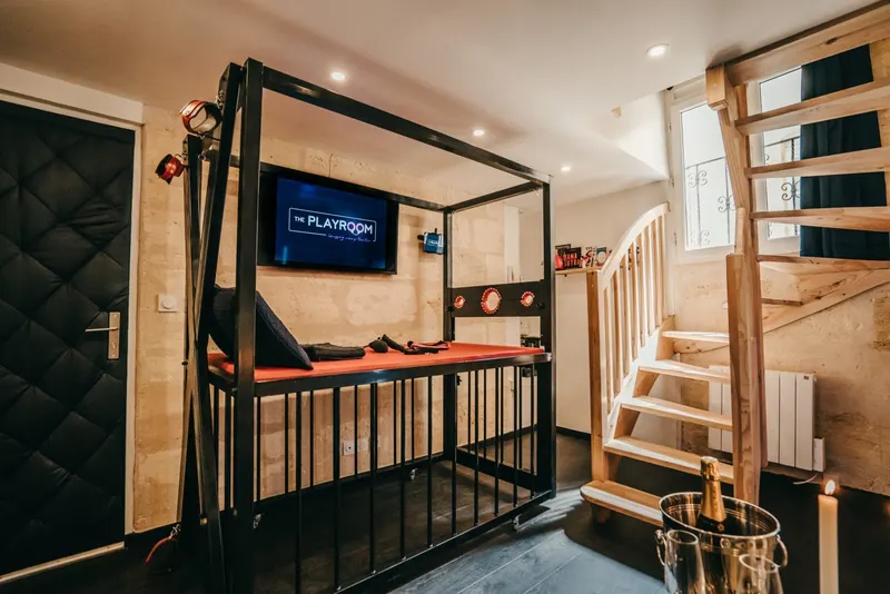 The Playroom à Bordeaux — Trois étages, lit à eau chauffant et salle de jeux privée à Bordeaux