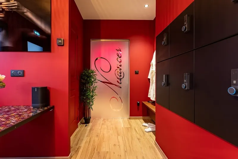 Nuances Loveroom — Balnéo, sauna tonneau et pièce secrète à Juaye-Mondaye à Juaye-Mondaye