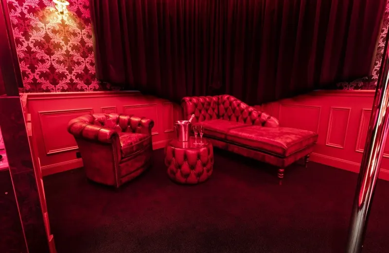 Nuances Loveroom — Balnéo, sauna tonneau et pièce secrète à Juaye-Mondaye à Juaye-Mondaye