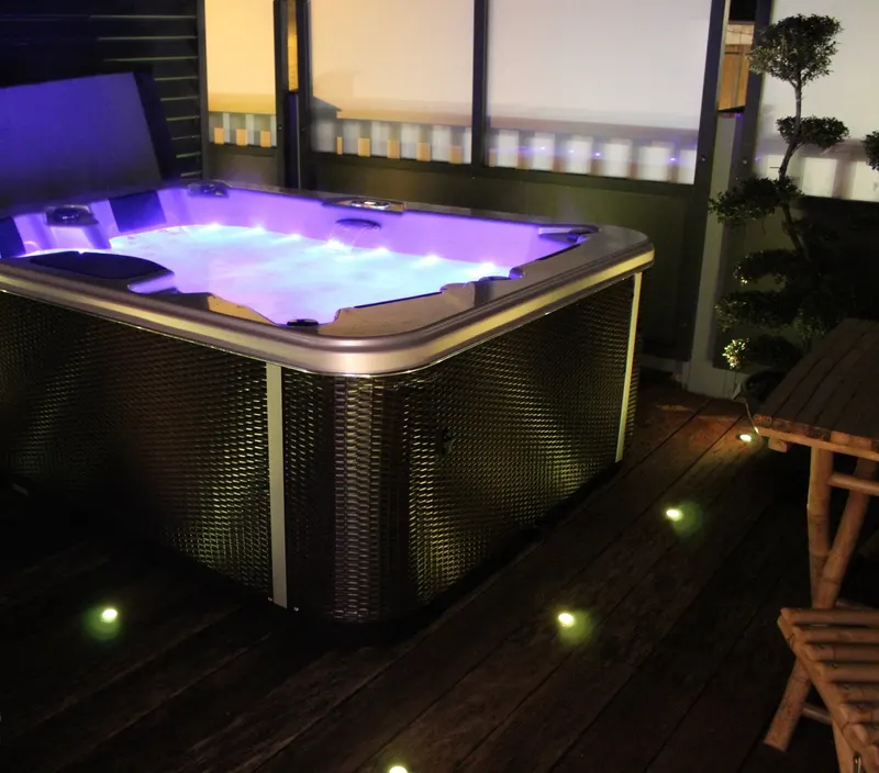 Suite Glamour du Lion d’Or à Pont-l’Évêque — duplex de 50 m² avec balnéo double et terrasse à Pont-l’Évêque