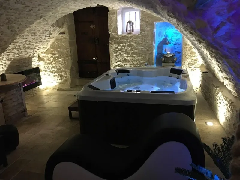 Les Secrets de l'Isle — Jacuzzi et hammam en caves voûtées à L'Isle-d'Abeau à L'Isle-d'Abeau