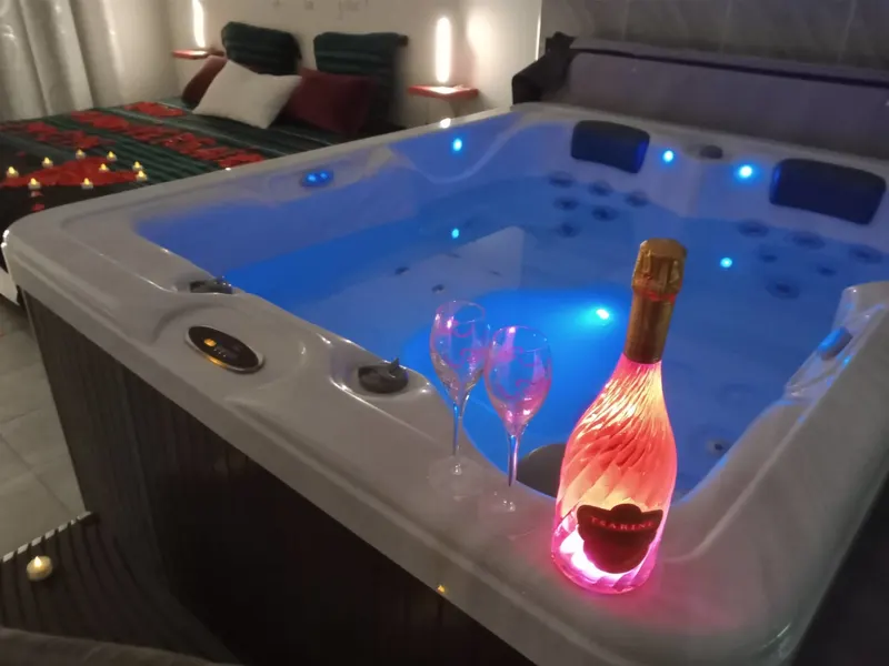 Suite Love Night à Auterive — 45 m² avec jacuzzi privé et écran de 209 cm à Auterive