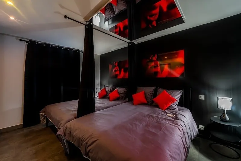 Le Laby à Saujon — love room de 60 m² avec balnéo quatre places pour 2 à 4 adultes à Saujon