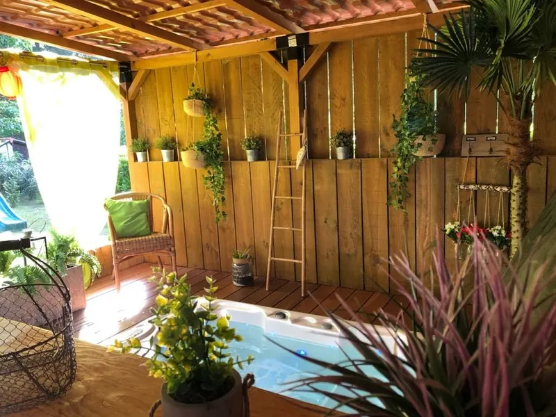 Lov’in Chalets — L’Idylle à Biscarrosse, jacuzzi, piscine et jardin de 1 000 m² à Biscarrosse