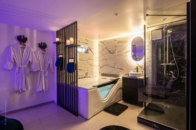 Jacuzzi Secret 91 à Longjumeau — suite de 50 m² avec bain à remous et mur miroir à Longjumeau