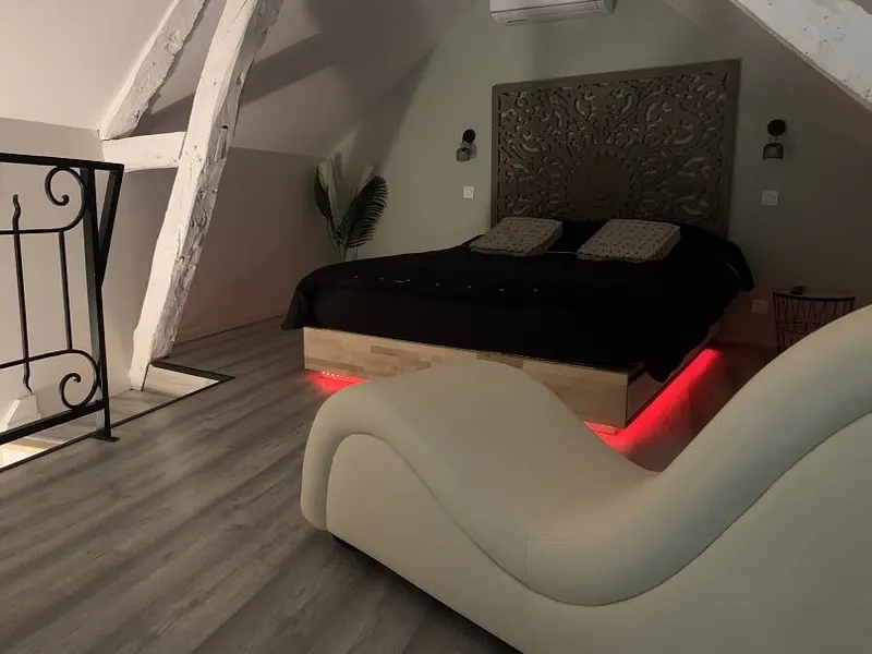 CinéSpa Lodge – L’Élixir à La Celle-Saint-Cyr — jacuzzi, sauna infrarouge et écran cinéma à La Celle-Saint-Cyr