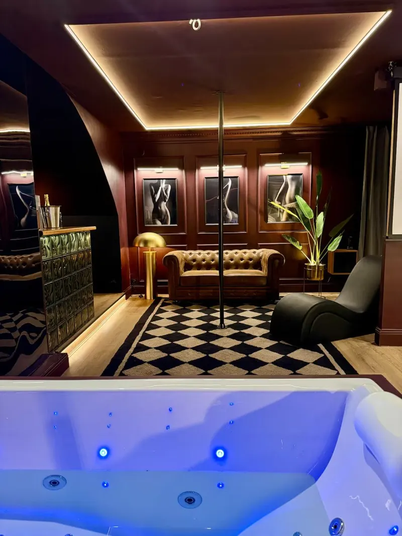 Love Room Luxe – Balnéo – Cinéma à Grasse
