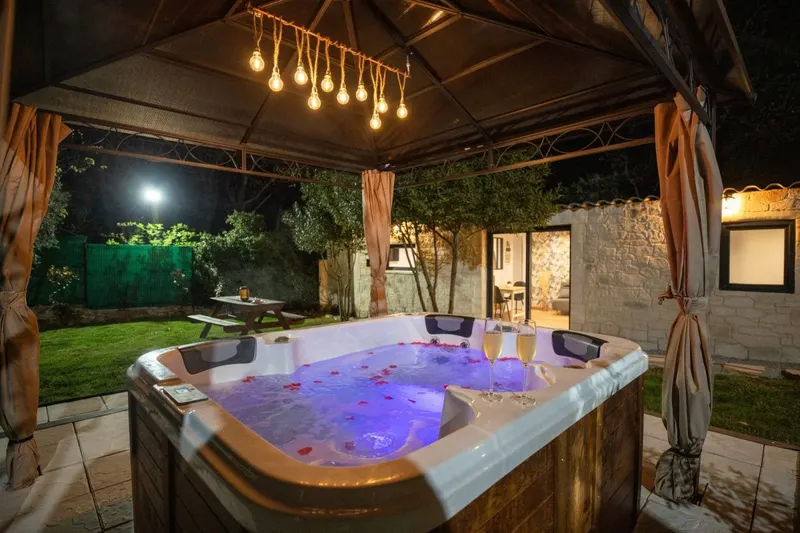 Ô Jacuzzi du Mazet — Spa privatif dans la garrigue à Murles