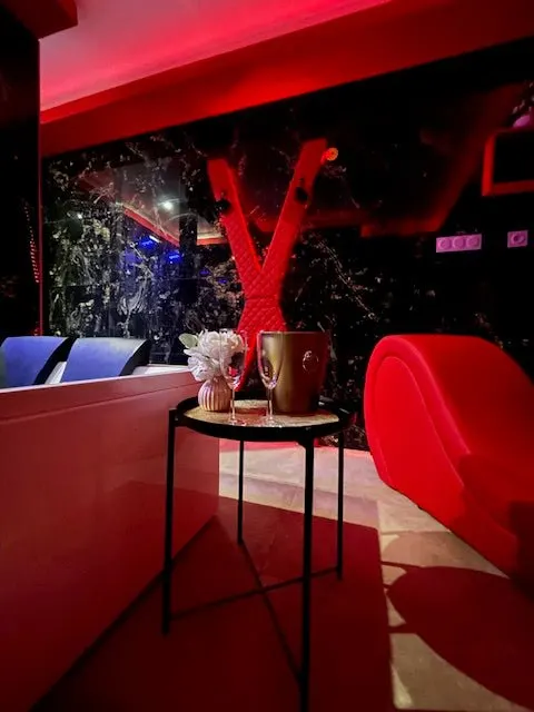 La Tour à Montmeyan — Love room de 55 m² avec balnéo double à Montmeyan