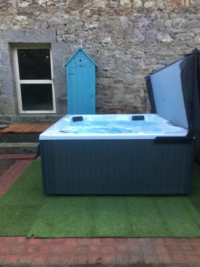 Les Ajoncs à Pédernec — Gîte de 55 m² pour quatre avec spa extérieur à Pédernec