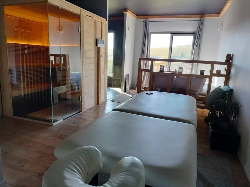 L’Abri du Château à Jarnioux — Spa canadien, sauna et vue sur le château à Jarnioux