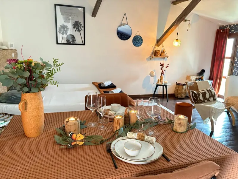 Le 7 de Cœur à Châteauneuf-sur-Isère — jacuzzi privé et repas servis en suite à Châteauneuf-sur-Isère