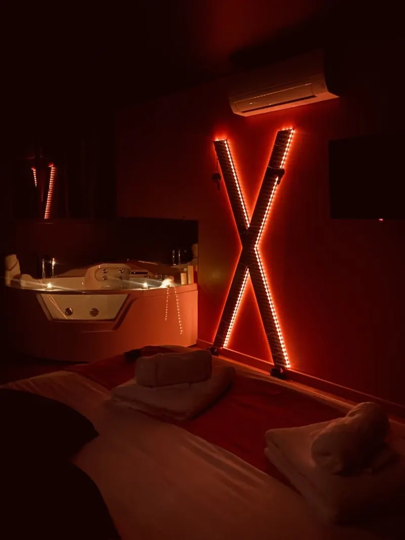 Sexy Suite à Perpignan — balnéothérapie, lit king size, douche XL et terrasse privée à Perpignan