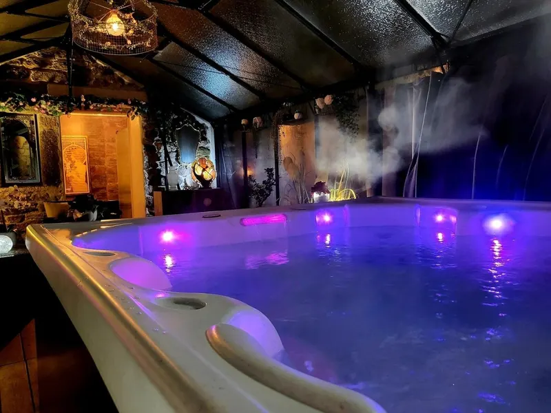 Nuances d’Alcôves à Trévron — love gîte de 140 m² avec spa sous verrière à Trévron