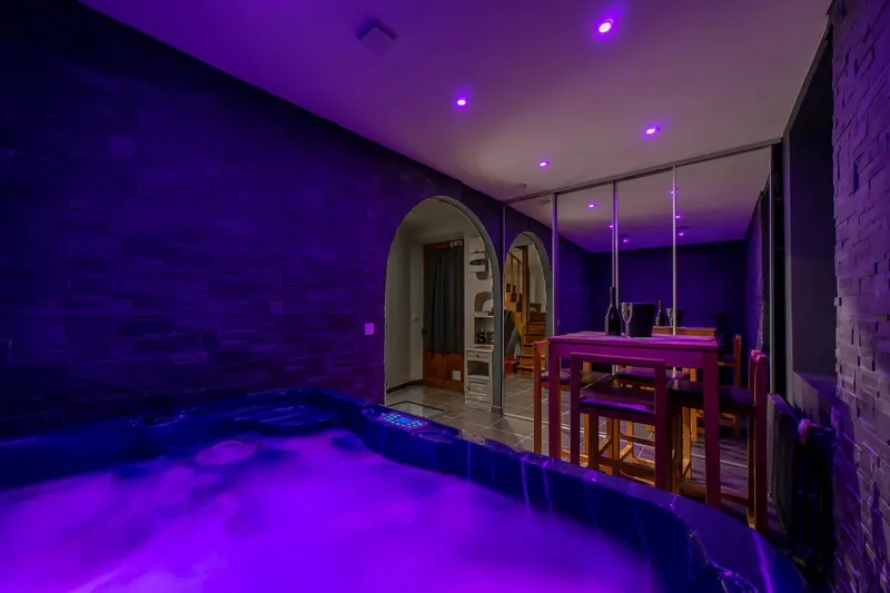 L’AppartOsé à Tresserve — Triplex de 80 m² avec jacuzzi privé et quatre univers à Tresserve
