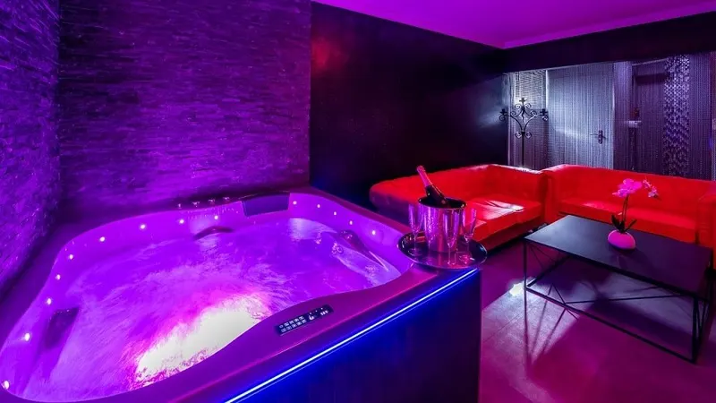 Le Laby à Saujon — love room de 60 m² avec balnéo quatre places pour 2 à 4 adultes à Saujon