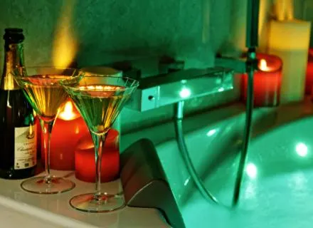 Les folies d’Hélène - Suite Le Boudoir charme avec bain à remous® à Mailly