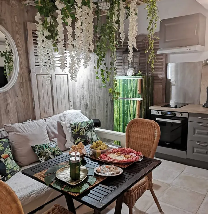 Siandaki Charme & Spa à La Motte — jacuzzi en cabane et piscine privée en été à La Motte