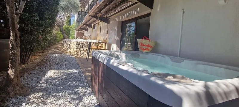 Chambre Cigale à Allauch — jacuzzi extérieur abrité et jardin sans vis-à-vis à Allauch