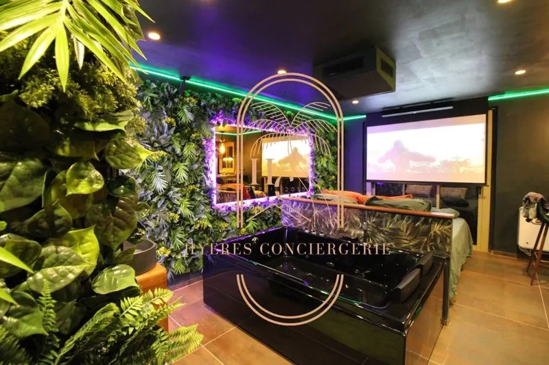 Jungle Love Room Hyères — Balnéo duo et cinéma privé dans 27 m² à Hyères