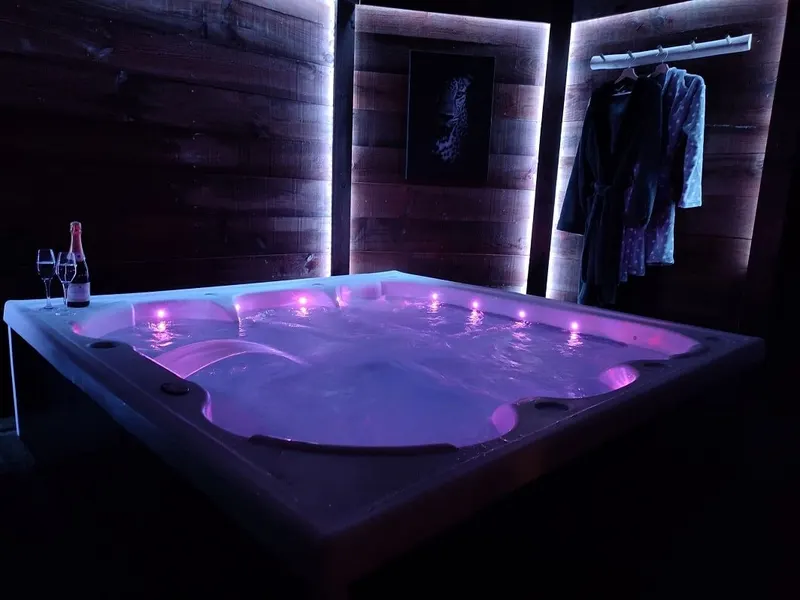 Villa Komorebi à Biscarrosse — 94 m² avec jacuzzi à 37 °C, lit rond et écran géant à Biscarrosse