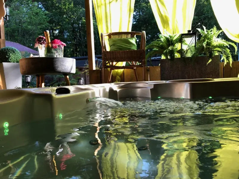 Lov’in Chalets — L’Idylle à Biscarrosse, jacuzzi, piscine et jardin de 1 000 m² à Biscarrosse