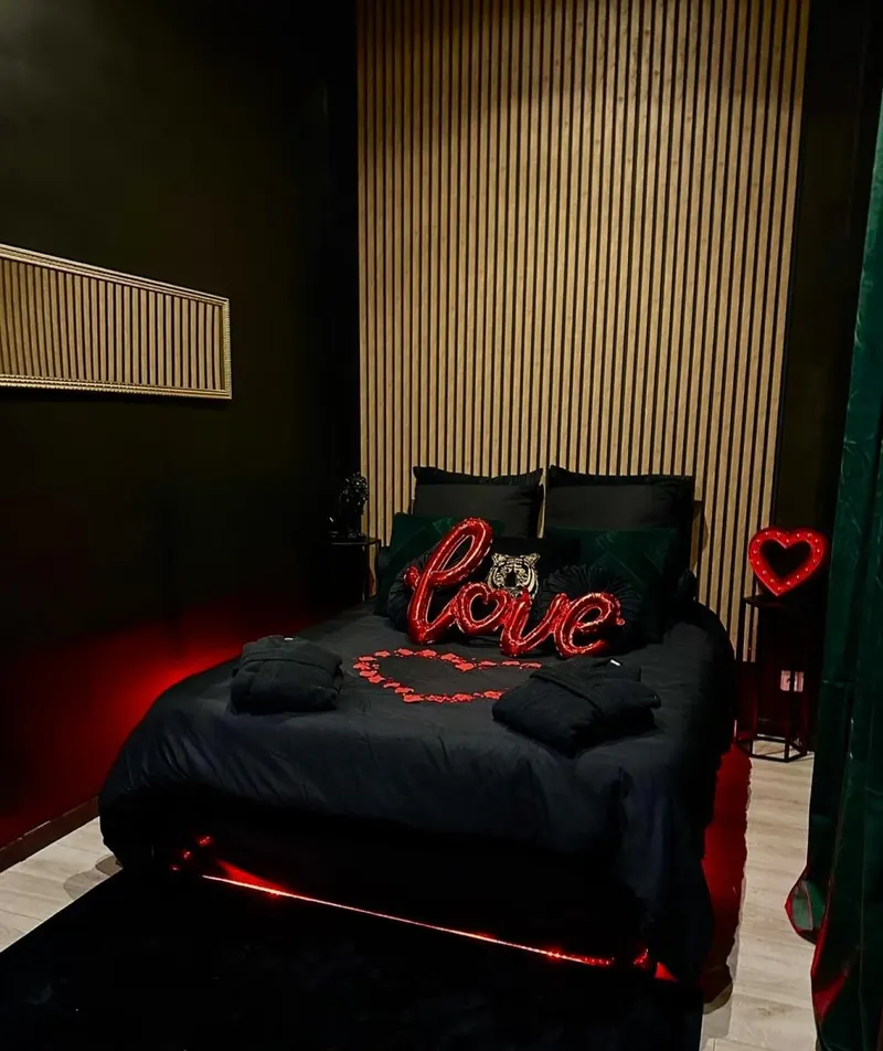 Chambre Amour by Villa Queen à Marseille