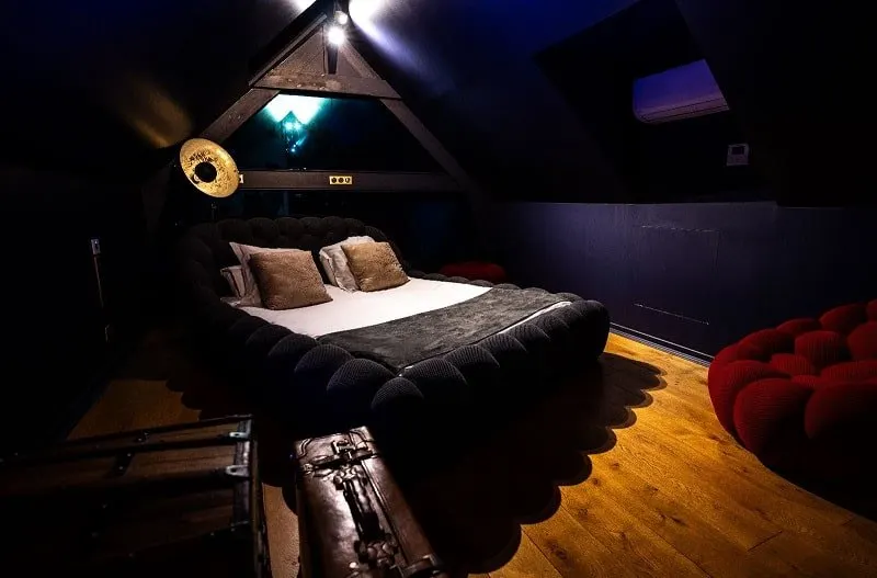 Suite Glamour du Lion d’Or à Pont-l’Évêque — duplex de 50 m² avec balnéo double et terrasse à Pont-l’Évêque