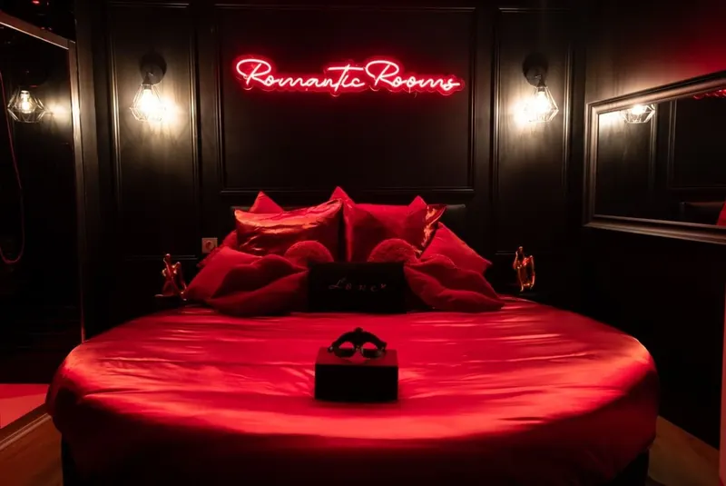 Romantic Rooms Granville — Balnéothérapie, lit rond et mezzanine sensuelle à Granville