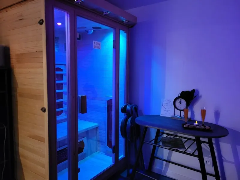 Les Nuances de Mélis à Crémieu — lit king à baldaquin, hammam, jacuzzi et sauna à Crémieu