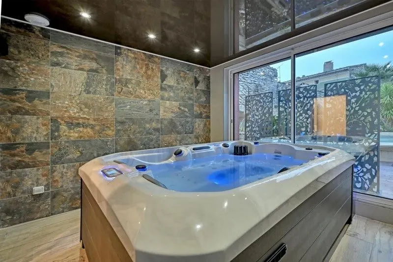 La Clé Secrète — Suite avec jacuzzi et piscine saisonnière à Vergèze à Vergèze