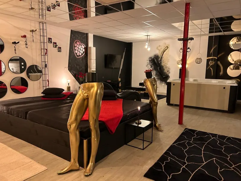 L’Escapade sensuelle — Jacuzzi 4 places et espace secret à Épernay à Épernay
