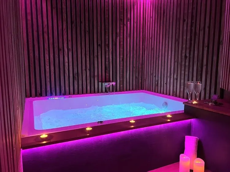 Les Suites B Spa — Suite CineOak à Le Beausset