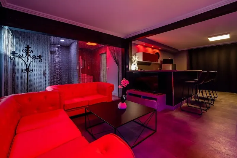 Le Laby à Saujon — love room de 60 m² avec balnéo quatre places pour 2 à 4 adultes à Saujon