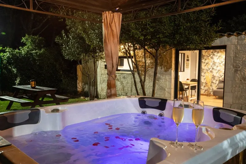 Ô Jacuzzi du Mazet — Spa privatif dans la garrigue à Murles