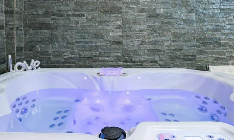 L’Instant Suspendu à La Calmette — Suite Les Voûtes de 65 m² avec spa et sauna à La Calmette