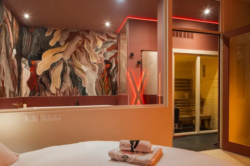 Mountain Love à Saint-Claude — Jacuzzi 42 jets, sauna et pièce secrète dans 60 m² à Saint-Claude