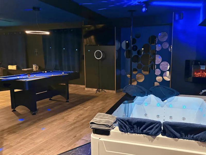 Suite Cléopâtre à Niort — 100 m², balnéo, billard et Escape Love Game à Niort