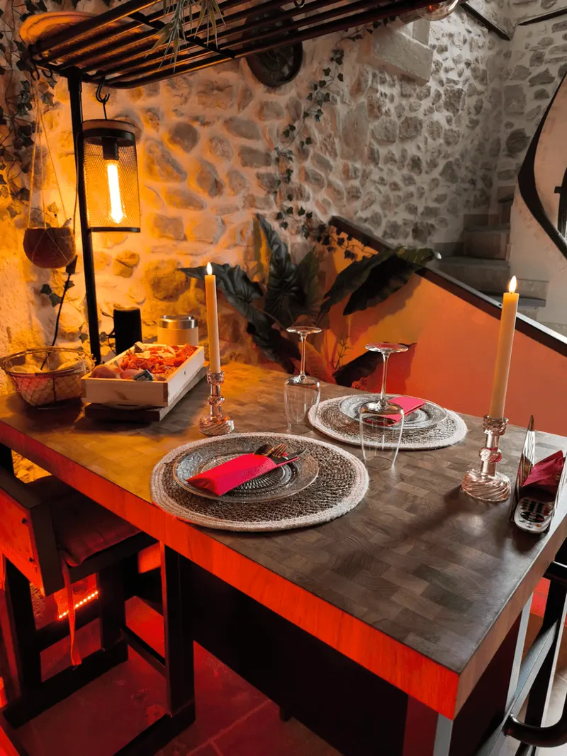 La Tour Secrète à Vinassan — maison sur trois niveaux, jacuzzi et sauna en option à Vinassan