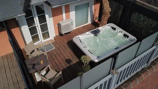 Suite Glamour du Lion d’Or à Pont-l’Évêque — duplex de 50 m² avec balnéo double et terrasse à Pont-l’Évêque