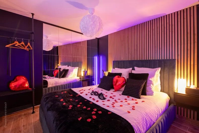 Jacuzzi Secret 91 à Longjumeau — suite de 50 m² avec bain à remous et mur miroir à Longjumeau