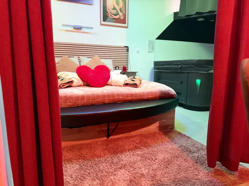 Liberty Walk à Montmorot — jacuzzi et sauna dans un appartement historique de 54 m² à Montmorot