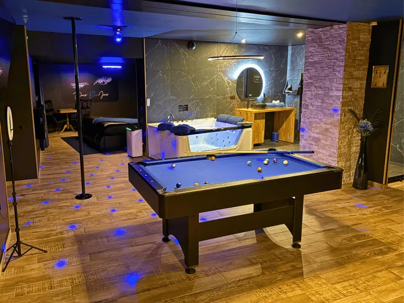Suite Cléopâtre à Niort — 100 m², balnéo, billard et Escape Love Game à Niort