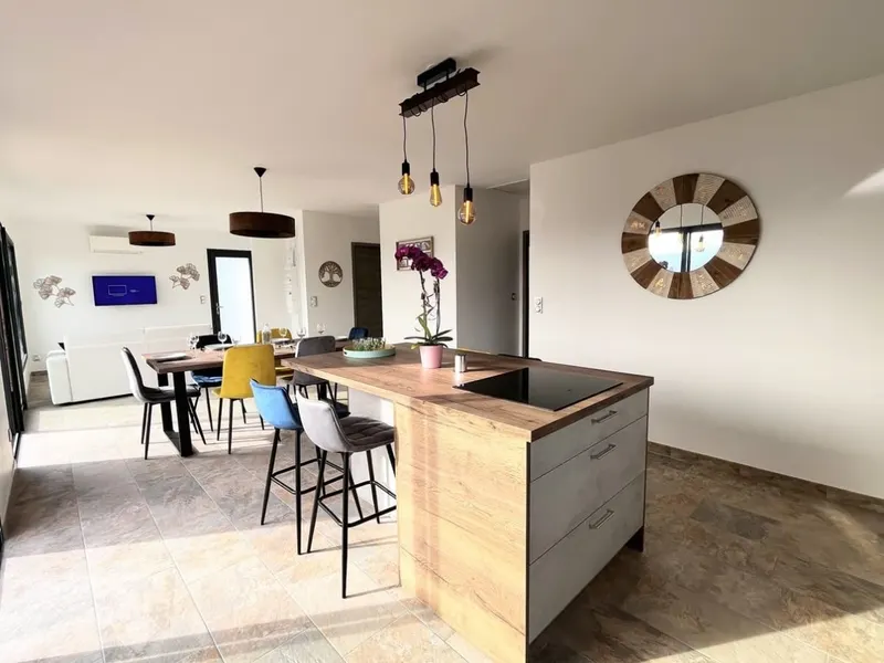 Villa Les Peupliers à Vallon-Pont-d’Arc — piscine chauffée et jacuzzi privés pour 6 à Vallon-Pont-d’Arc