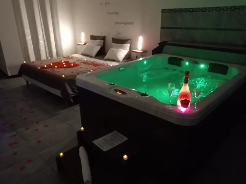 Suite Love Night à Auterive — 45 m² avec jacuzzi privé et écran de 209 cm à Auterive